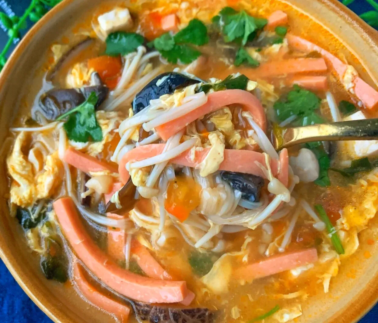 The explorer will teach you to make delicious hot and sour soup in 10 minutes, which will make you lose your appetite and say goodbye