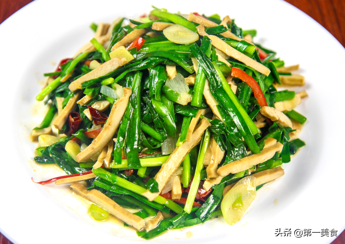 Traditional farmer’s dish, sauteed leeks, fragrant and dry, fast dishes served in 3 minutes