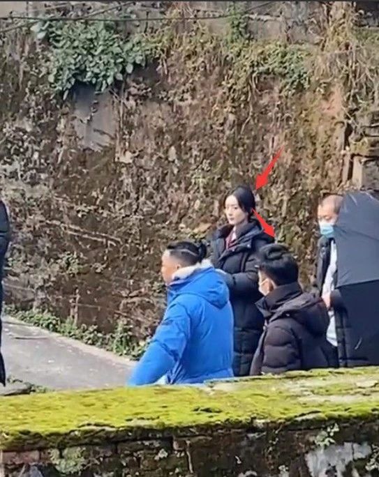 赵丽颖乡村戏路透，爆剧组借道具不还，赵丽颖在一旁等待不耐烦