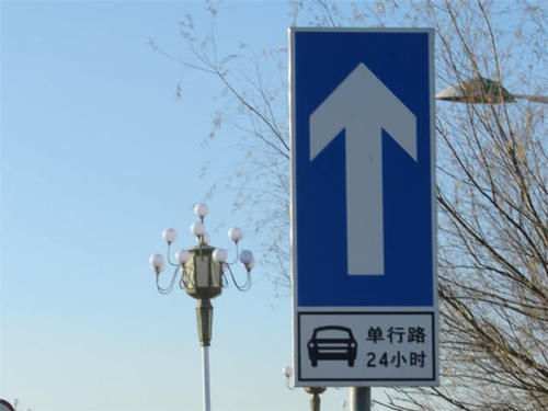 开车误入单行道咋办？交警：教你一招挽救，既