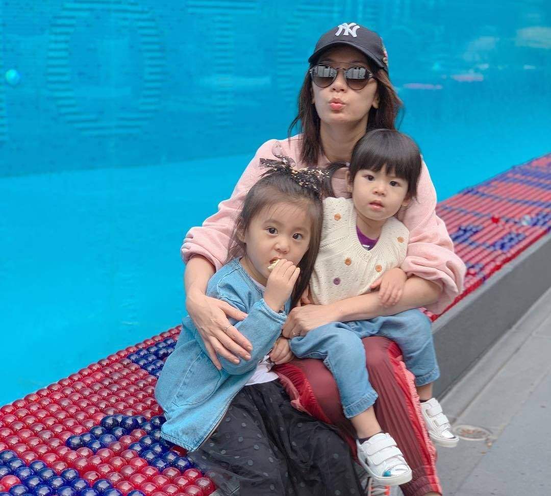 咘咘受伤却忍痛安慰波妞，二胎相处融洽，贾文静的教育功不可没