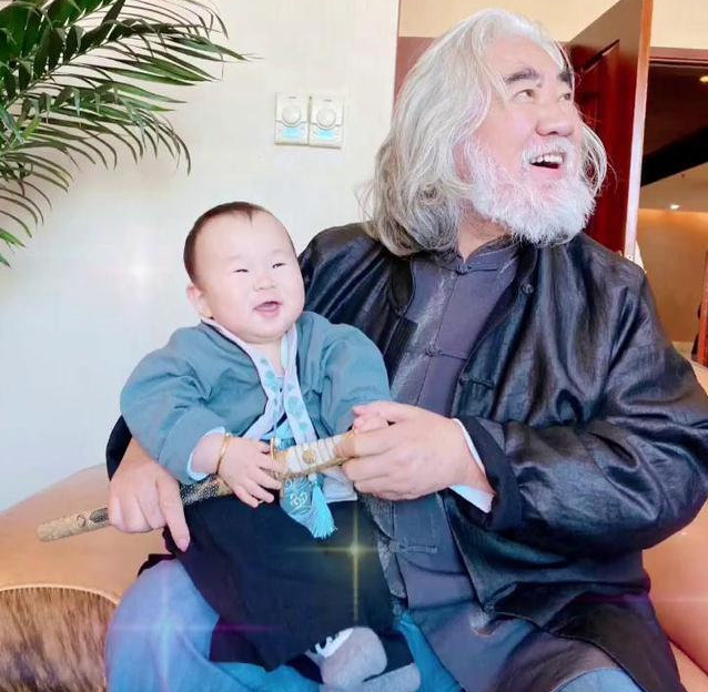 69岁张纪中再婚，娶30多岁的娇妻，还能老来得子