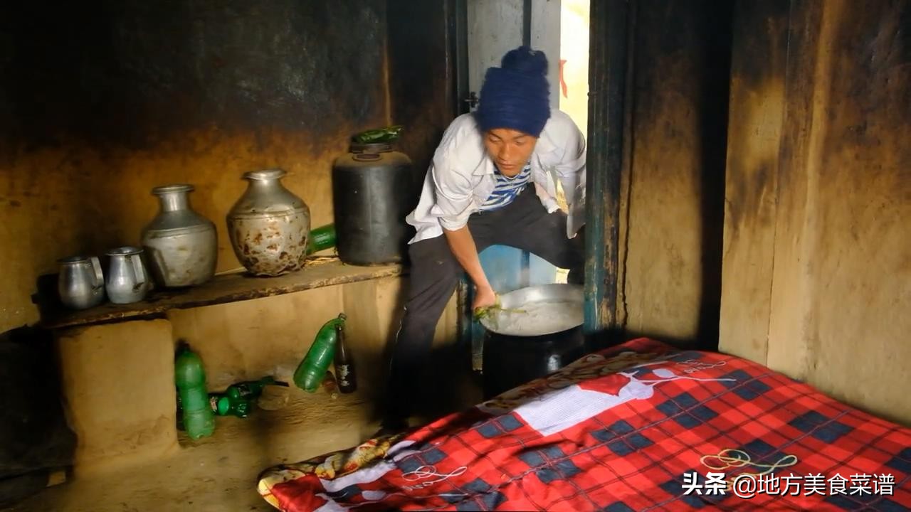 中国小伙在尼泊尔山区花96元砍了8斤猪肉，请当地贫困村民吃饭