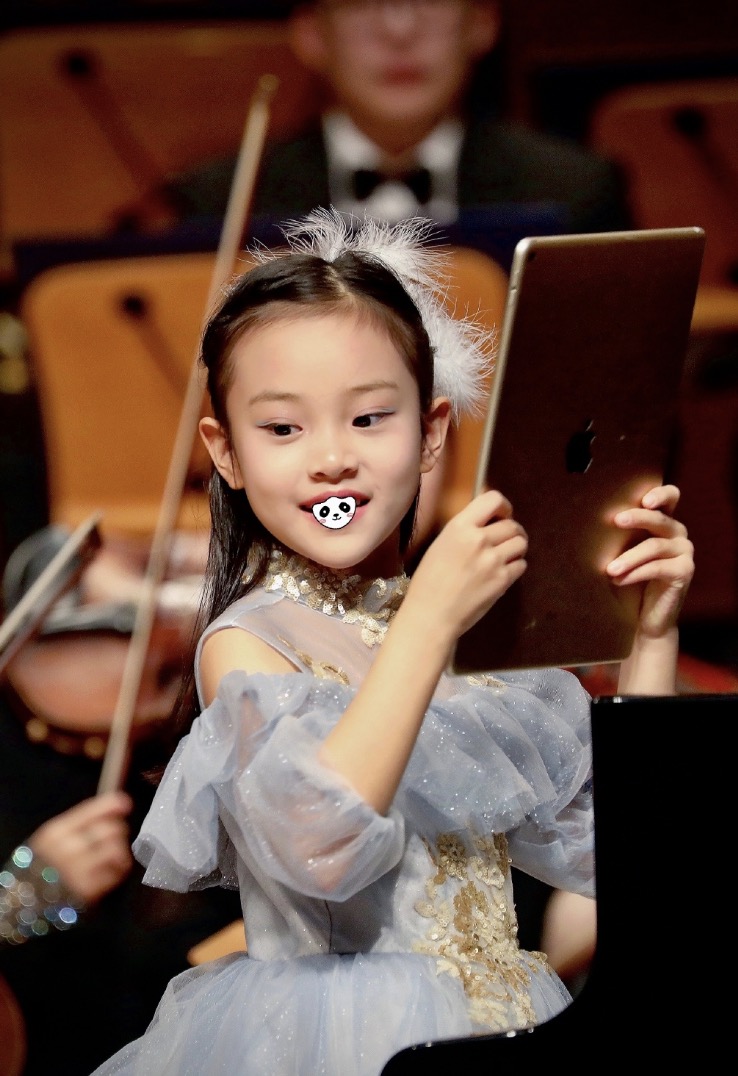 李小璐帶女兒遊故宮，甜馨輕鬆翻跟頭，被媽媽背在背上互動溫馨