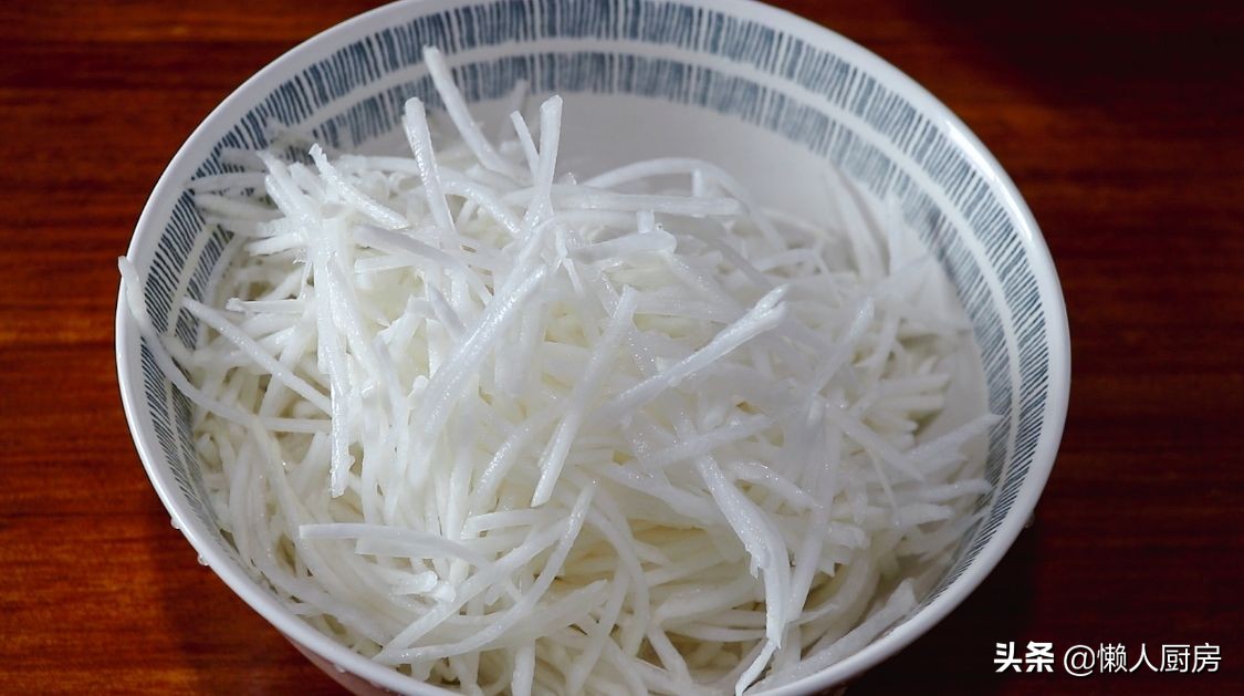 雞脯肉做丸子吃著太柴，加點白蘿蔔和它，丸子軟嫩，下鍋不容易散