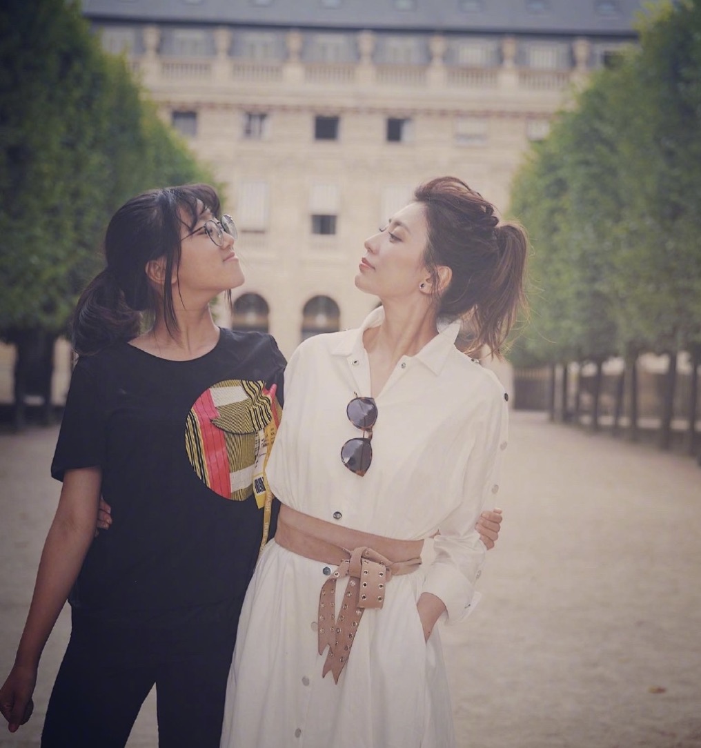 梧桐妹晒与家人同框，咘咘波妞铅笔腿抢镜，贾静雯卖萌毫无违和感