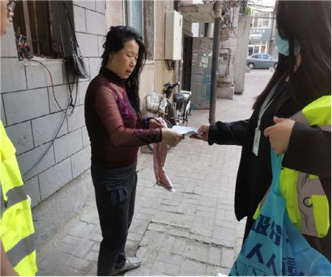 崇智社区开展入居民楼垃圾分类你我他环境保护靠大家活动