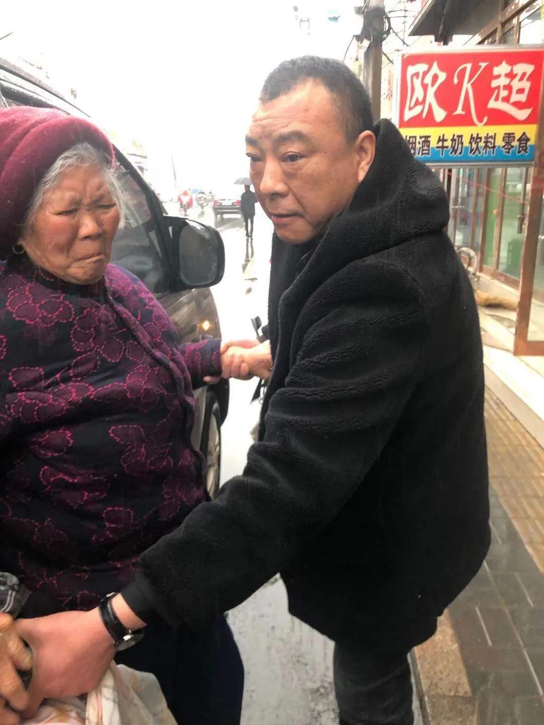 暖心！87岁老人雨天迷了路 顺风车安全送到家！