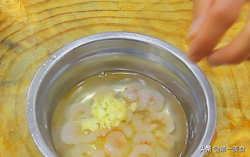 图片[3]-西芹虾仁这样做清爽鲜嫩 老少都爱吃 快和大厨学起来-起舞食谱网