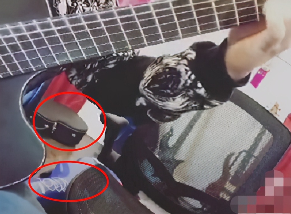 宁静混血儿子罕见现身，独居国外房间杂乱没人