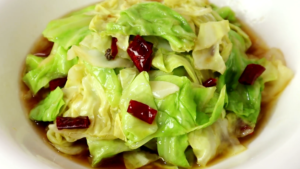 炒包菜，直接下锅出水又变色，多加1步，包菜鲜嫩爽脆，比肉还香