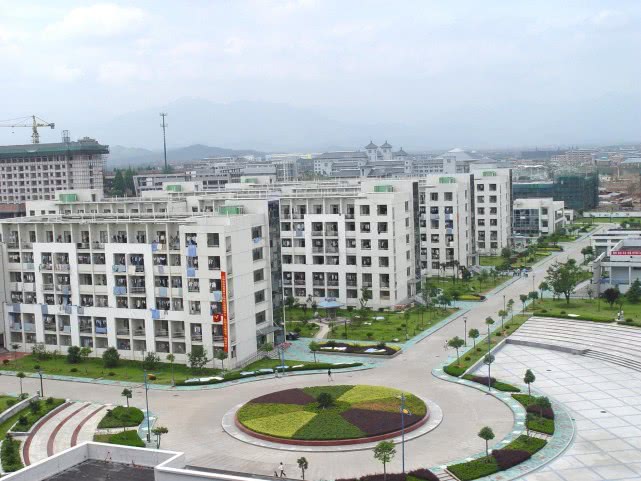 房价从3万多下跌到1.7万，购房者首付亏没，但也