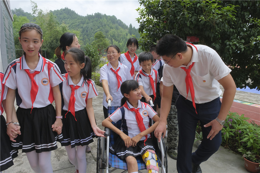 “她来不了，我们就去”，淳安县25名老师6年接