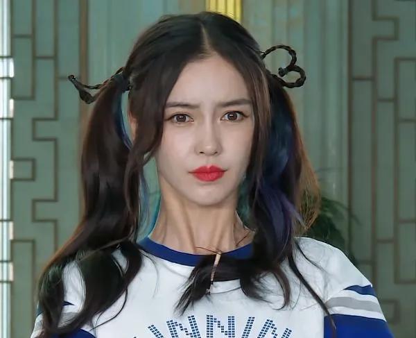 baby不愿下水被嘲，摄影师晒出全景，看到她的脖子：粉丝泪崩