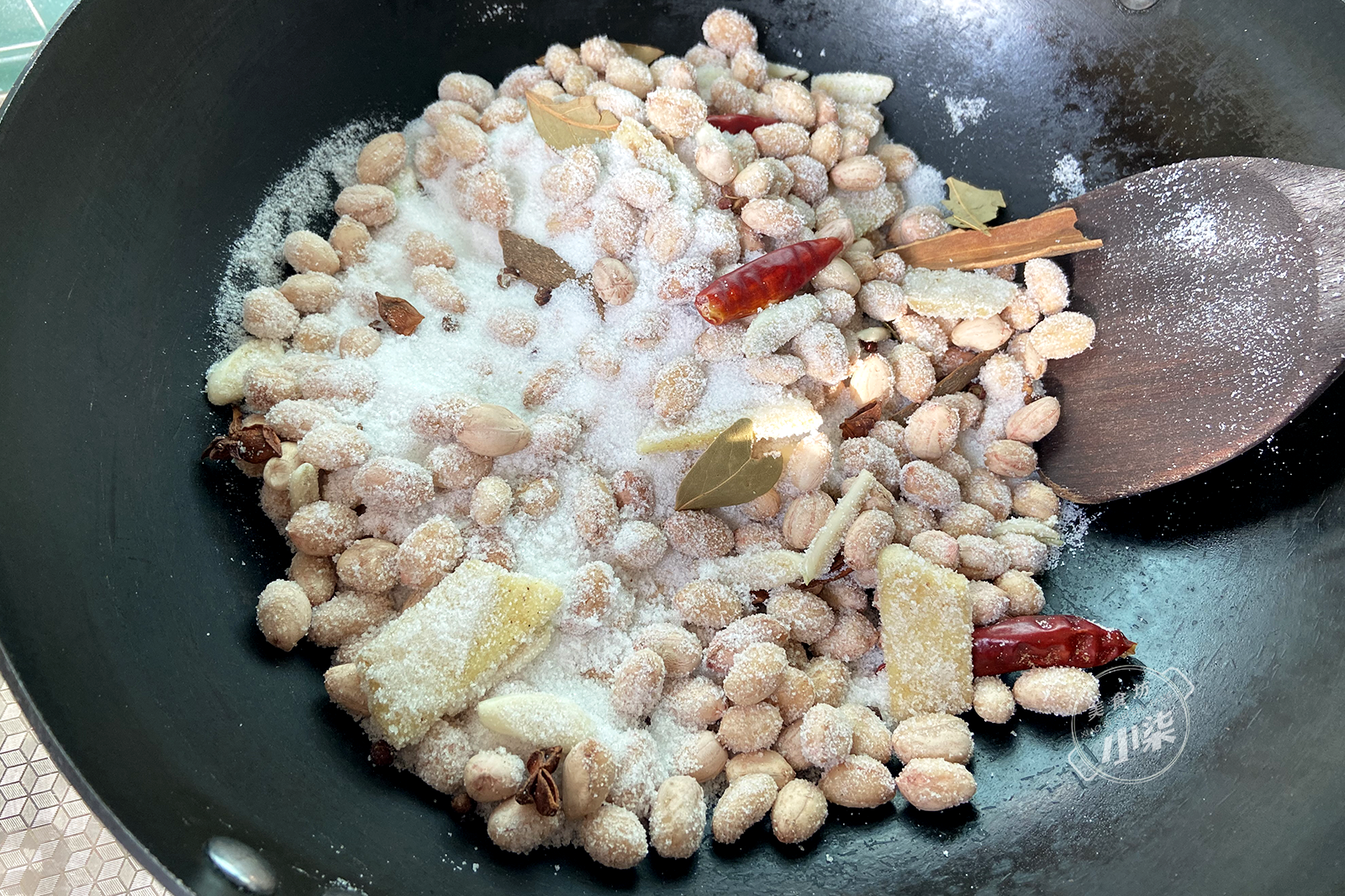 花生米加一把大蒜，不油炸不水煮，又香又酥脆，招待客人有面子