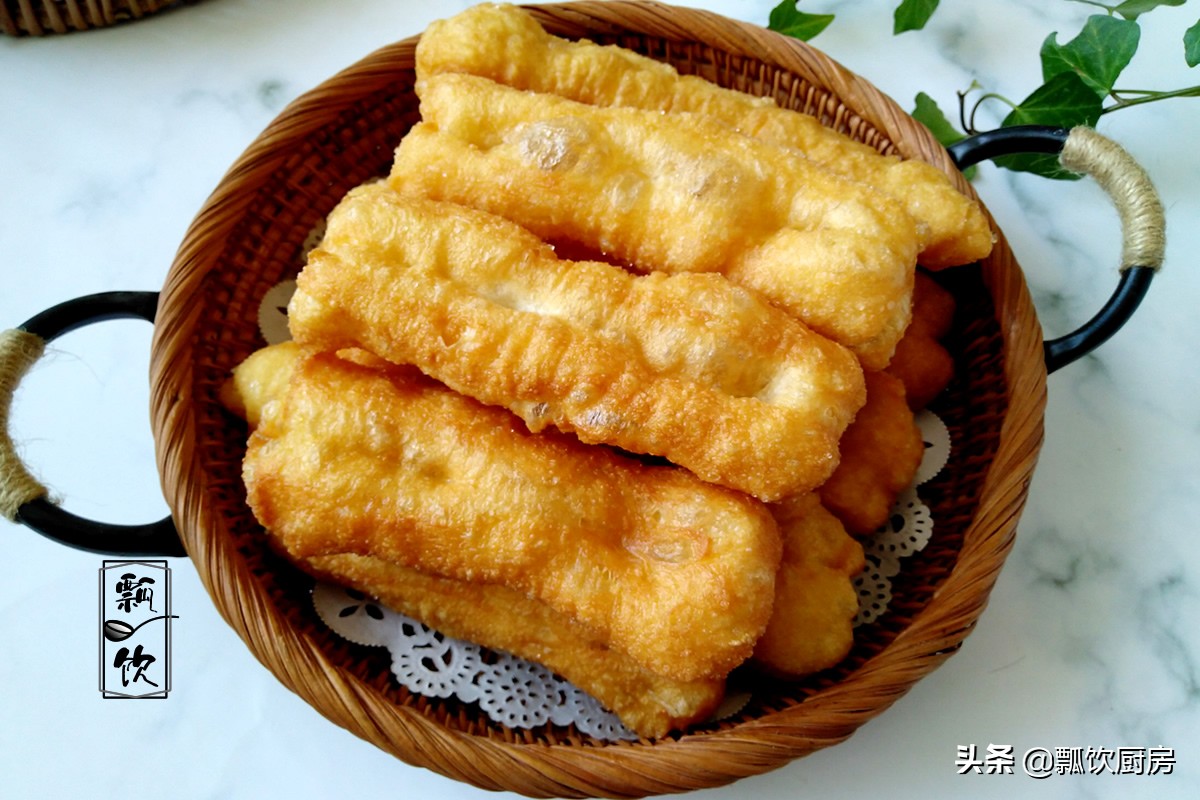 做油条新方法，外酥里软鼓大泡，告别干硬，软的弯腰，凉了都不硬