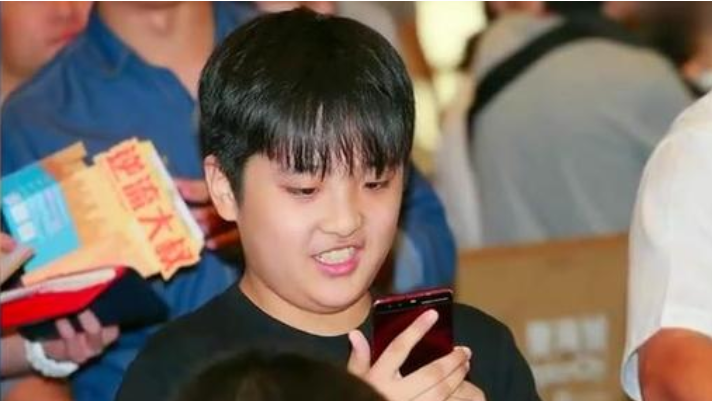 7年過去，“富養”的費曼和“窮養”的天天，如今2人差距真的大