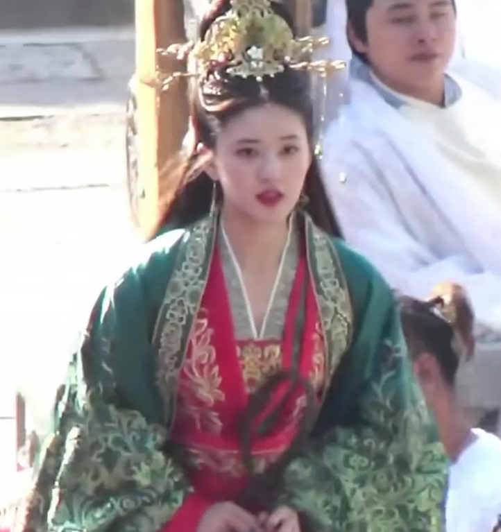 大热小花路透：鞠婧祎造型出彩但粉底厚，赵露思红绿搭配好霸气