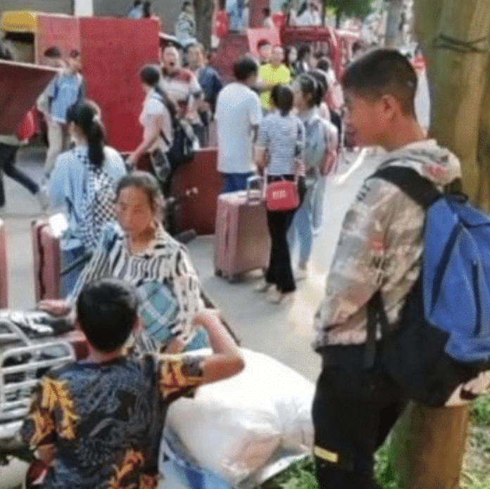 开学季：贵州中学新生入学自带床板，校门口如同集市，目前校长已停职