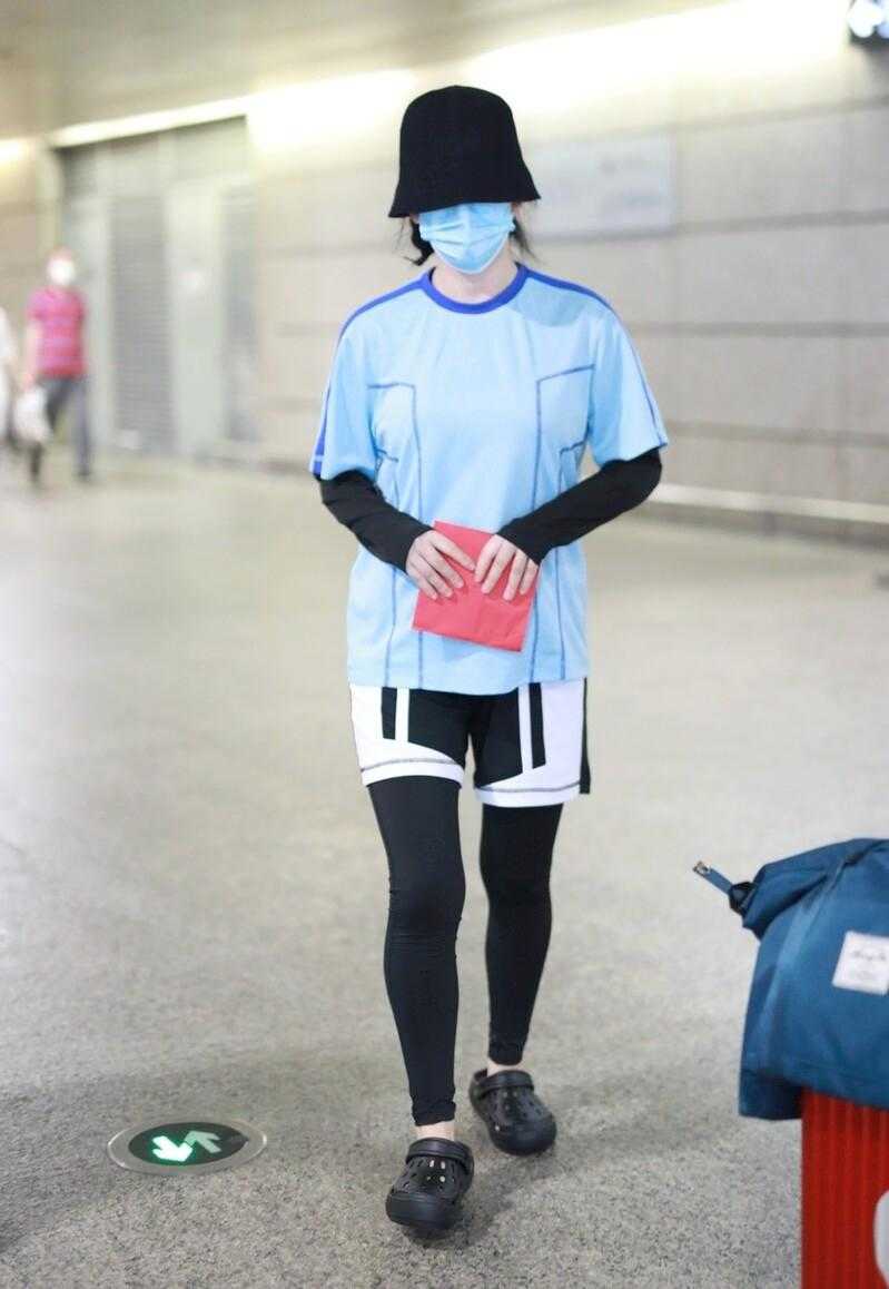 谢娜生二胎后不顾明星形象，穿运动装配瑜伽裤，身材像“大妈”