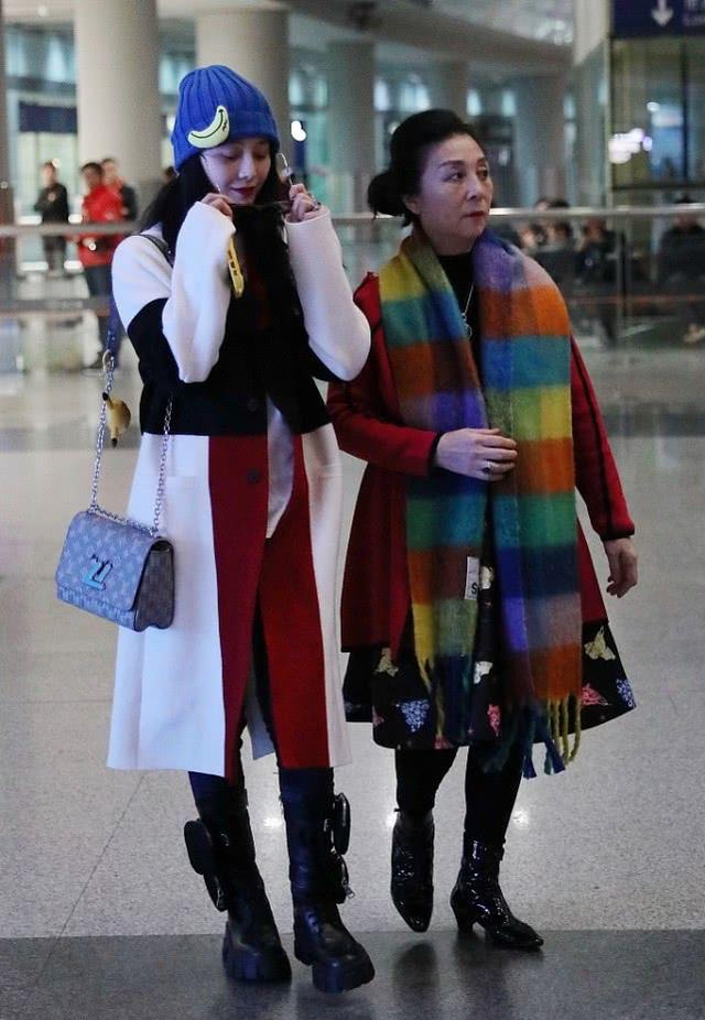 奔四的女人别再大衣配打底裤了，学学范冰冰这