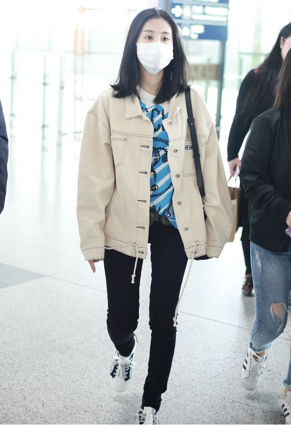 张碧晨一身飞行夹克更英气，当妈之后仍然自立