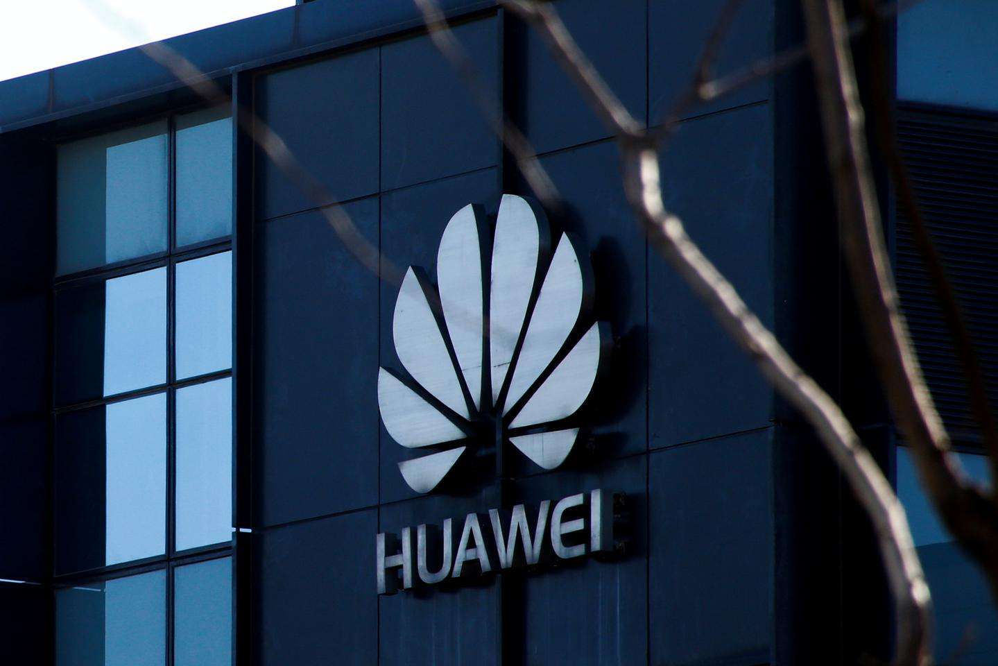 华为高调“晒”专利，任正非何用意？2层用意一箭双雕，剑指美企