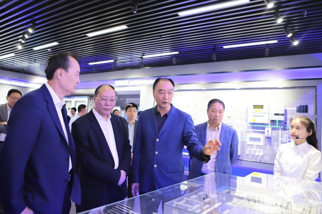 全国工商联副主席黄荣率队考察正泰