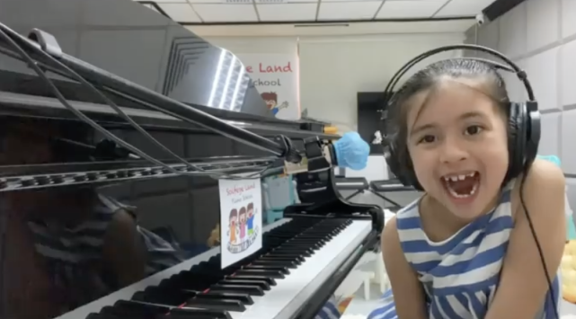 梁咏琪女儿幼儿园毕业，和同学郊游身高优越，弹唱妈妈的歌超治愈
