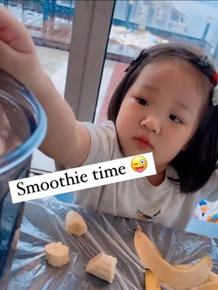 李亚男晒大女儿做饮品，天韵化身小厨娘有模有样，和妹妹太像了