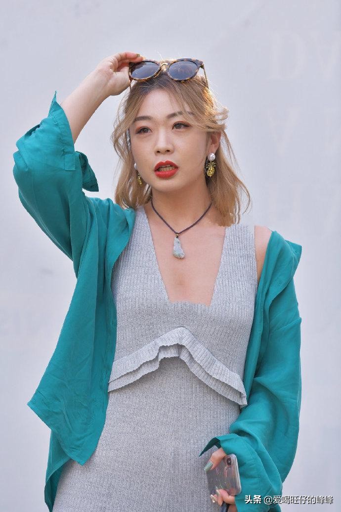 天气这么炎热，这件黑色裙子布料很厚，建议换