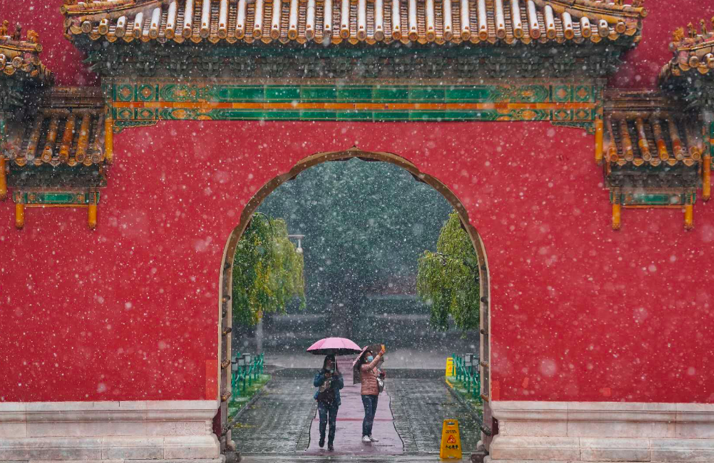 红墙白雪，“穿越”美女，太庙景区成网红打卡地