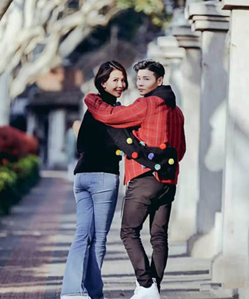 蔡少芬夫婦秀恩愛，毛衣上縫彩色小球好減齡，嫁張晉後越活越年輕