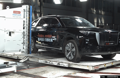 现场动图丨国内首次！红旗E-HS9成功挑战双侧柱碰试验