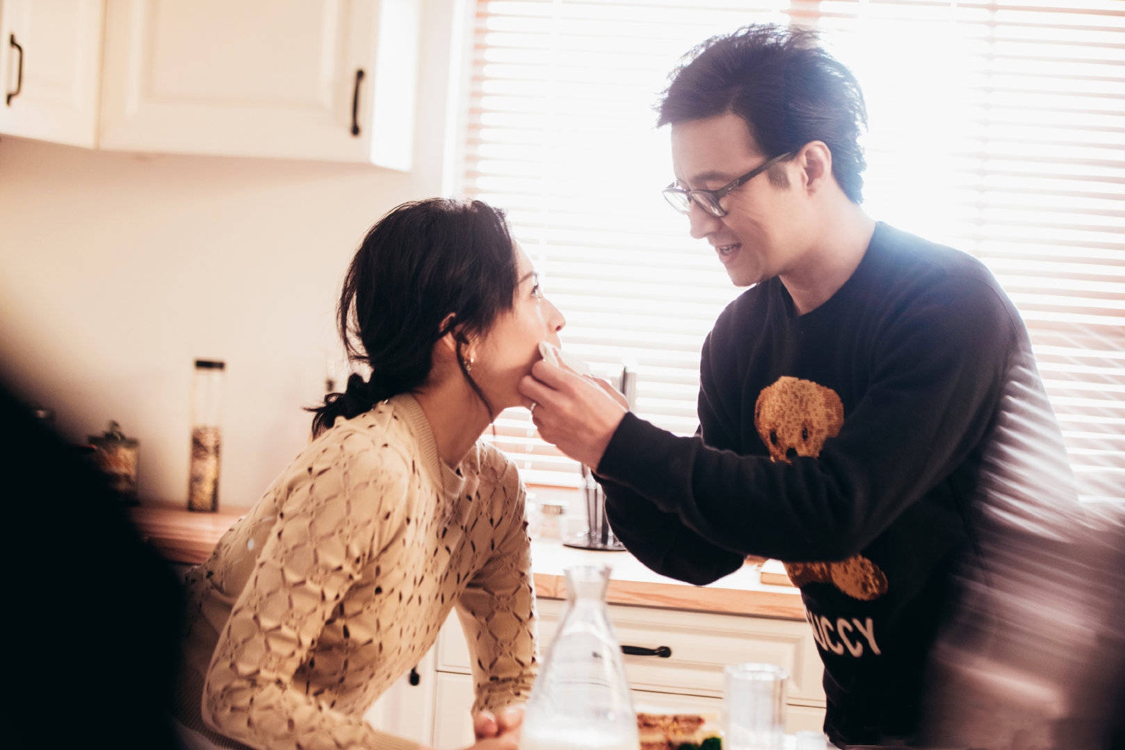 章子怡一家外出就餐，媽媽匆忙先行，汪峰帶娃抱醒醒變超級奶爸