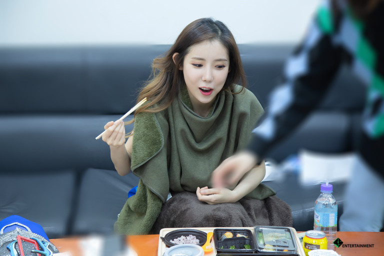 据悉,郑荷娜通过自己的频道,除了要讲述韩国k-pop行业里的方方面面