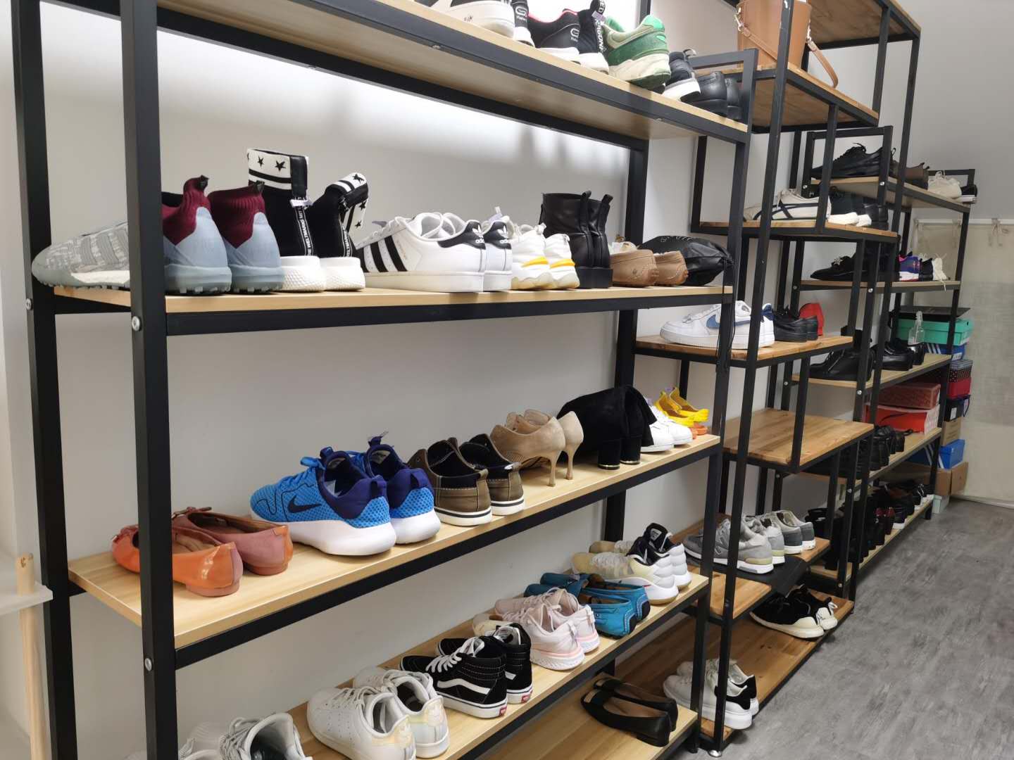 小伙开洗鞋店创业利用互联网营销模式实现月入4万的创业历程