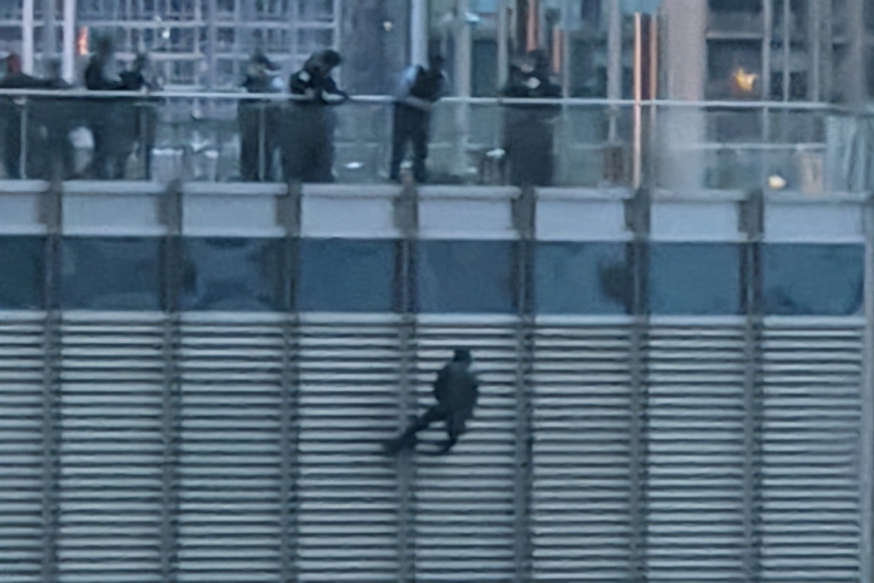 亚洲男子悬吊在特朗普大厦上，要求与特朗普通话，威胁要割断绳索