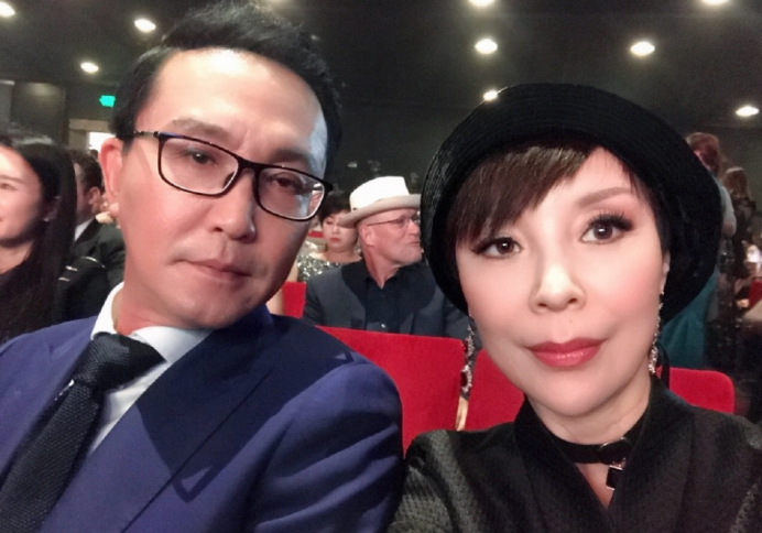 吴刚妻子才叫会保养，一把年纪了脸还溜光水滑