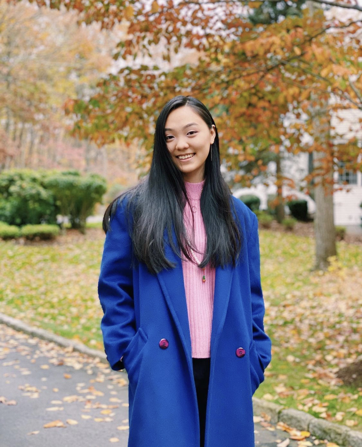 李连杰小女儿盛装出席高中毕业礼，穿白色礼服显清纯，难掩好身材