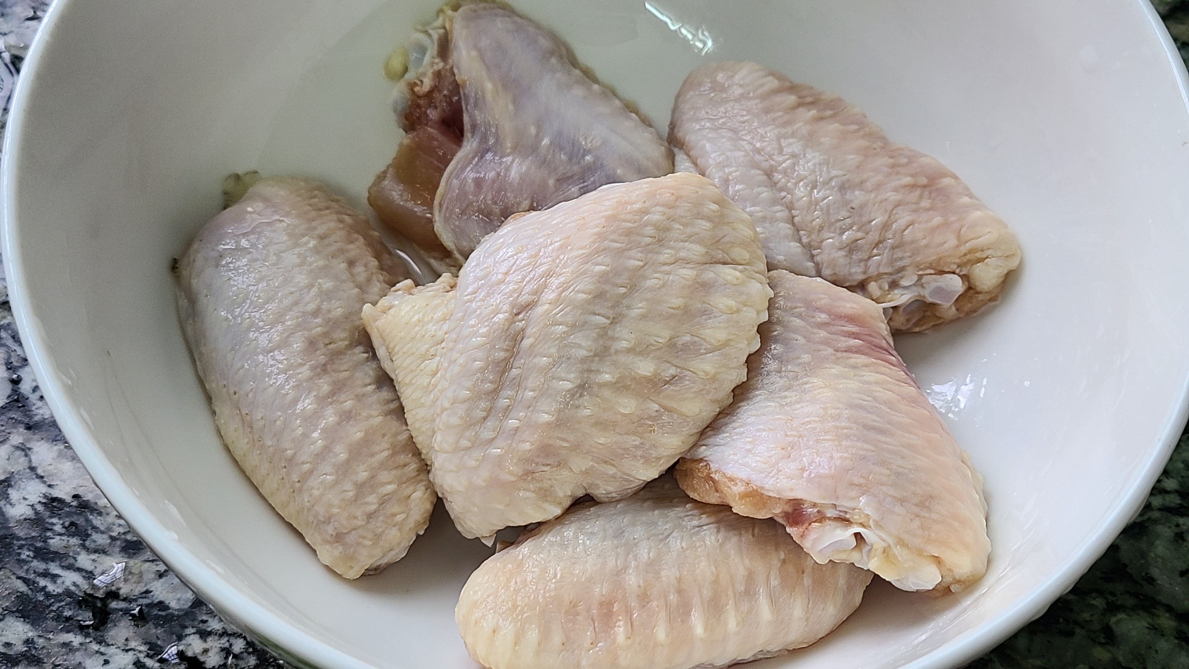 蒜香雞翅，很好吃的一道美食，學會這個家常做法，看著就想吃