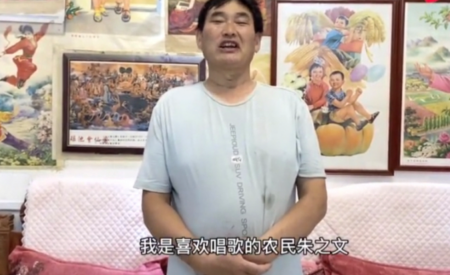 闲不住？大衣哥与老婆罕见合体直播，畅谈丰收