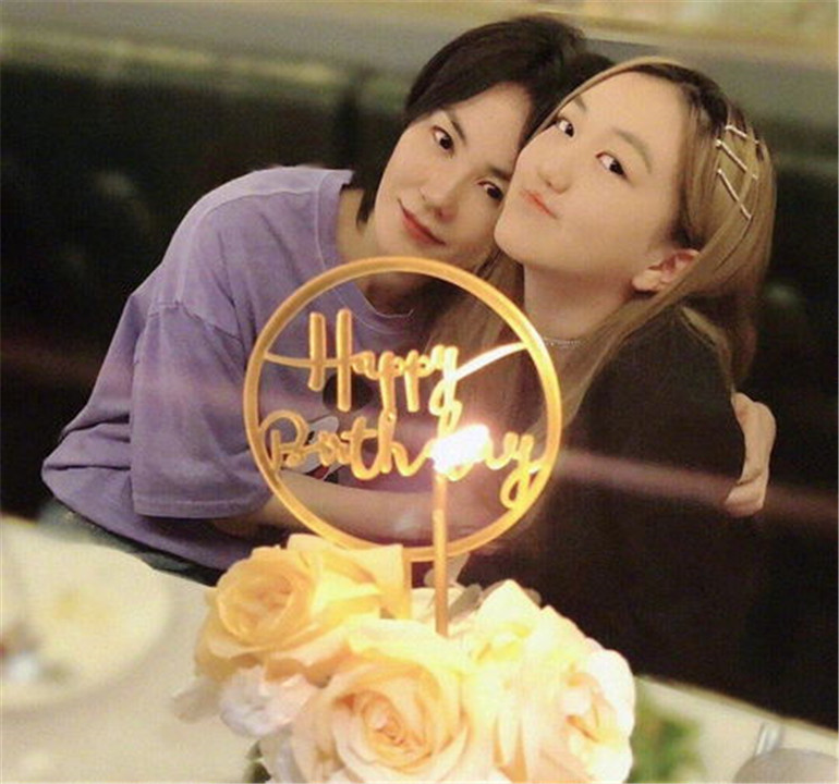 都是14岁，李嫣染发被夸赞，黄多多却质疑被“早