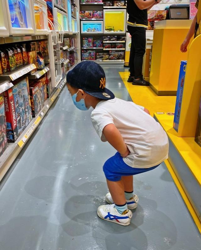 胡杏儿儿子进乐高店只看不买，逢人问好绅士有礼貌，妈妈直呼骄傲