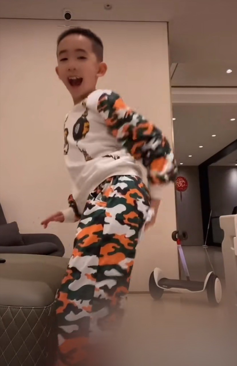 應采兒兒子近照罕爆，豪宅內跺腳被質疑擾民，當眾擦屁股不雅觀