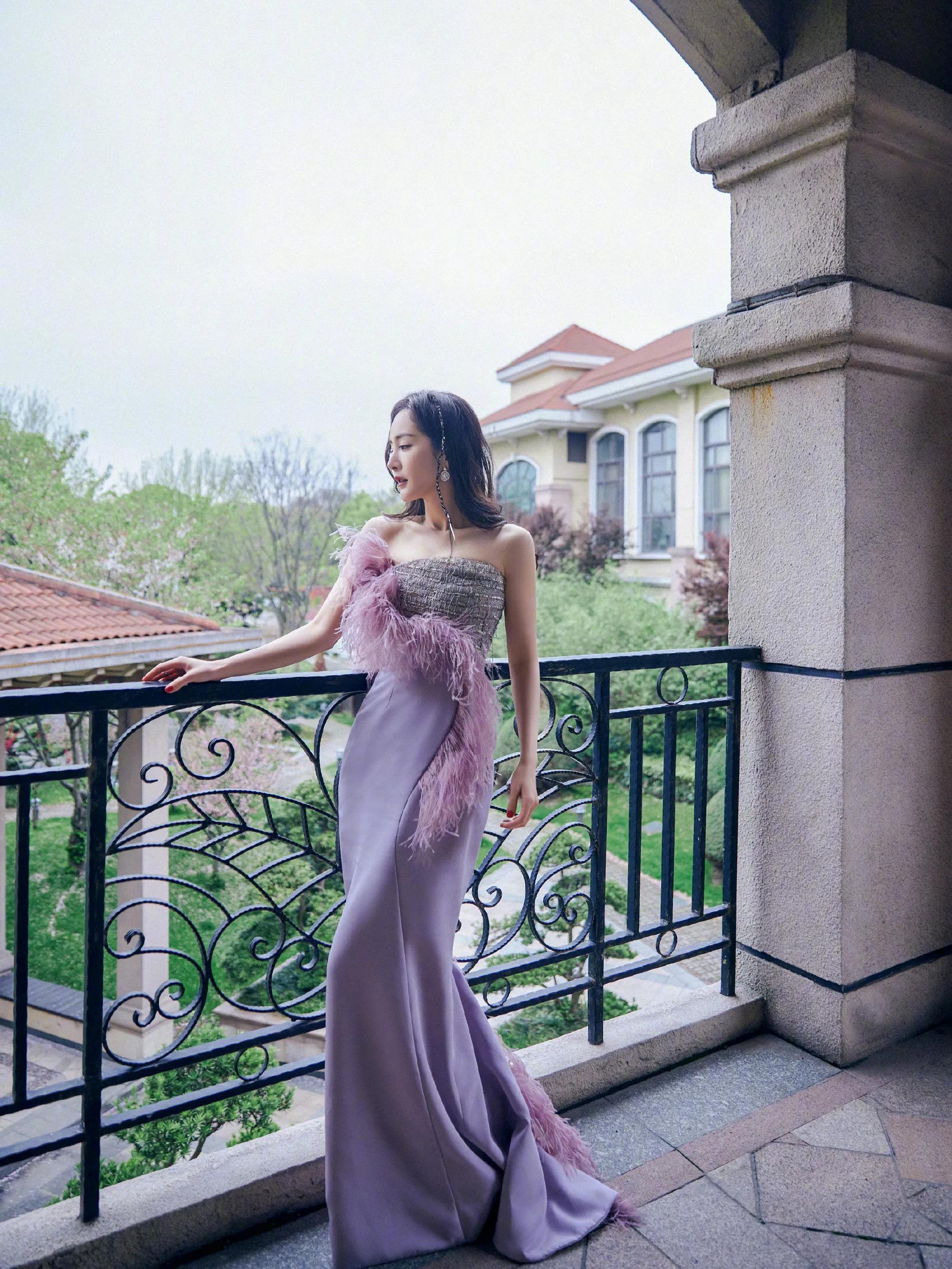 35 years old of Yang Mi change personally " violet glow faery " , low bosom feather grows skirt to highlight good figure