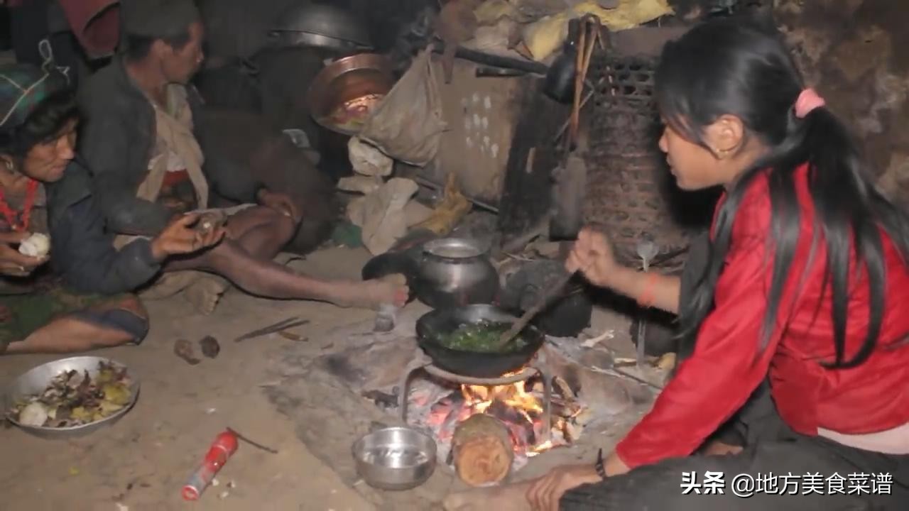 尼泊尔山区小姑娘大冬天摘野菜，回家还要煮饭炒菜，看着让人心疼