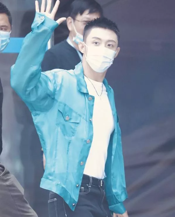 黄景瑜前妻发文承认离婚否认有孩子，助理斥责