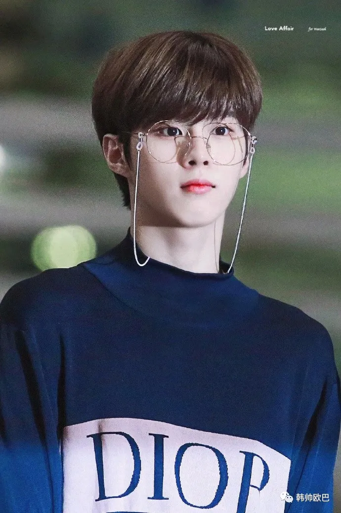 水汪汪的大眼睛戴上眼镜后更添了一层日常的氛围感的男团爱豆