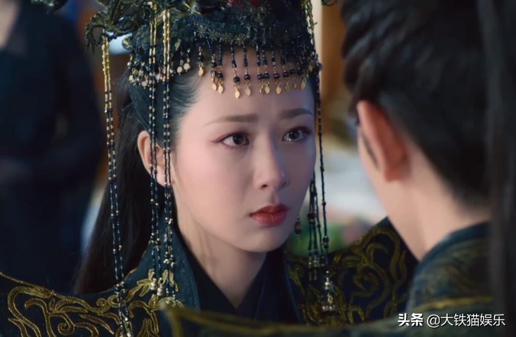 同一部剧中，当女配和女主造型一样，就很考验